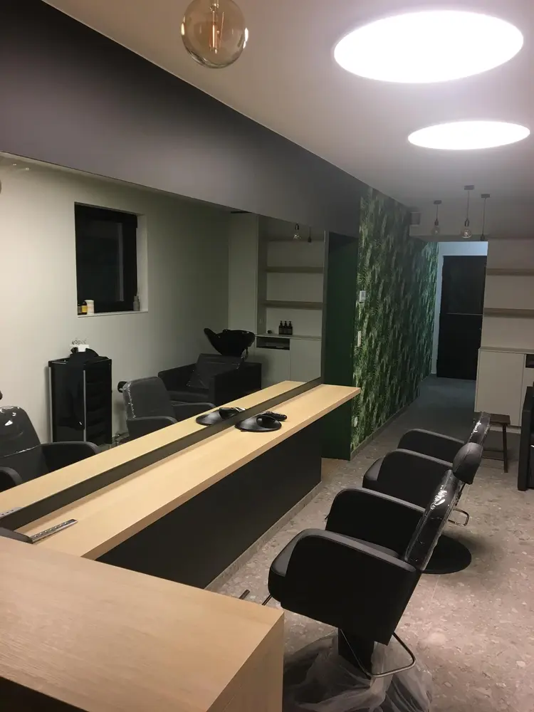 Geschilderd interieur van kapsalon Zit en Knip